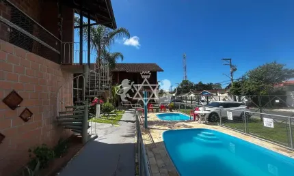 Flat com mesanino , sacada, quintal e piscina Martim de Sá.
