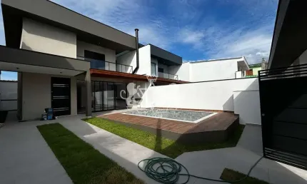 Sobrado à venda, 50 metros da praia, 4 dormitórios (1 Suíte) , área de lazer com piscina e churrasq