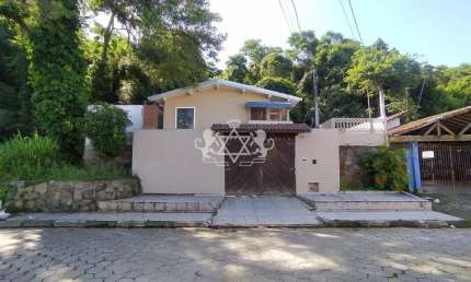 Sobrado à VENDA na Região Central de Caraguatatuba - 6 dormitórios (sendo 4 suíte), bairro Estrela