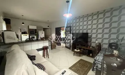 Casa a venda com 3 quartos, sendo 1 suite; 2 banheiros e uma edícula.