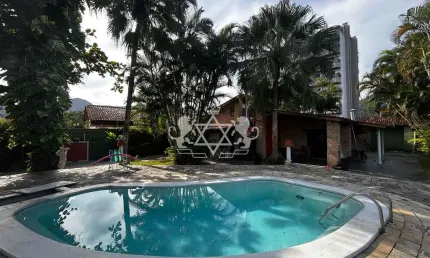 Casa à venda, 1080m²de área total, a 200 metros da praia, martim de sá, caraguatatuba, sp