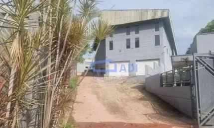 Galpão 3.721 m² com 2 docas e pé direito 9 m – cajamar