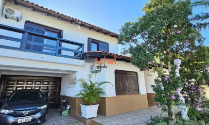 Casa à venda em Porto Alegre - Ipanema, com piscina privativa e área construída de 400m²