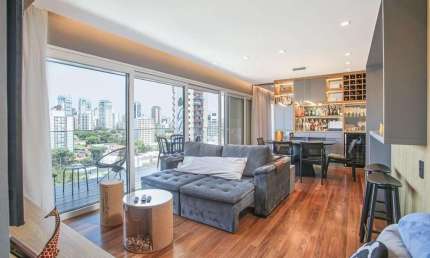 Apartamento 1 Dormitório (95m²), 1 Suíte, Varanda, Reformado e Mobiliado, 2 Vagas. A poucos metros da Faria Lima