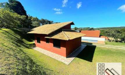 Casa 3 Dormitórios (160m²), 2 Banheiros, Varanda, 4 Vagas. Linda casa de campo na Estância San Remo em Atibaia