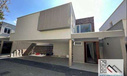 Casa de Alto Padrão em Condomínio de 3 Dormitórios (472m²), 3 Suítes, 3 Vagas. Bairro nobre da zona Sul