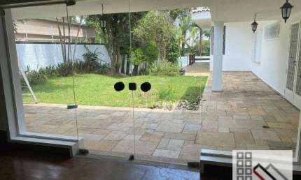 Casa Térrea 4 Dormitórios (450m²), 3 Suítes, Quintal, 3 Vagas. Alto padrão na região nobre do Alto da Boa Vista
