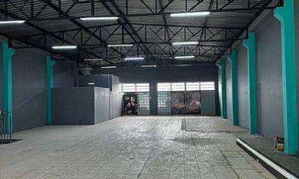 Galpão Comercial (440m²), 3 Banheiros, 3 Vagas. Região central de Atibaia