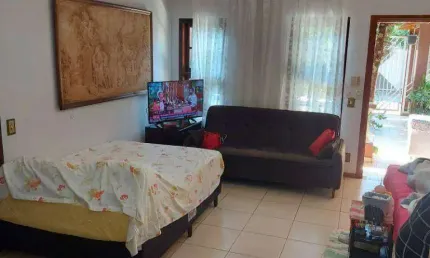 CASA 3 DORMITÓRIOS (137m²), 1 SUÍTE, QUINTAL, 2 VAGAS. COM VISTA PANORÂMICA PARA A PEDRA GRANDE