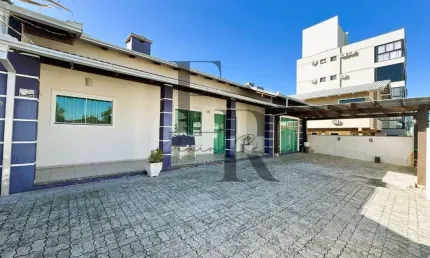 Casa à venda no centro de barra velha! conforto, espaço e a 250 metros da praia!