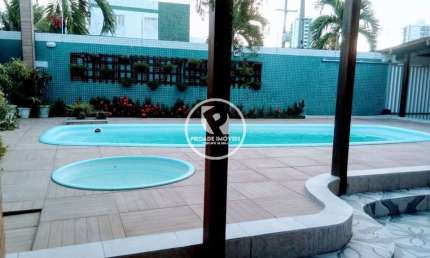 Espaçosa Casa de 3 Suítes com Salão de Festas e Piscina em Candeias