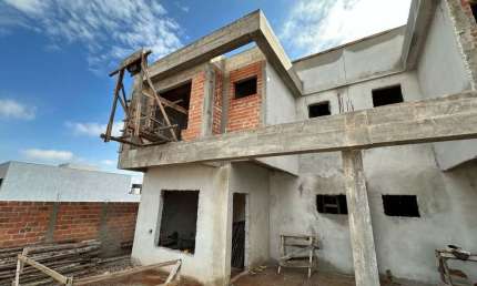 Sobrado para Venda em Guarapuava, Boqueirão, 3 dormitórios, 1 suíte, 2 vagas