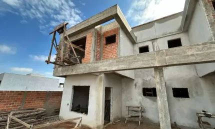 Sobrado para Venda em Guarapuava, Boqueirão, 3 dormitórios, 1 suíte, 2 vagas