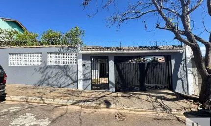 Casa térrea com cara de chácara ideal para quem busca sossego dentro da cidade