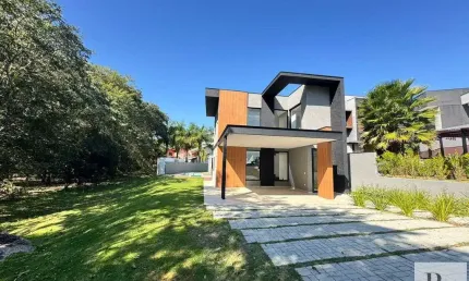 Casa com 4 suítes sendo 1 suíte no piso térreo, ambientes integrados a natureza