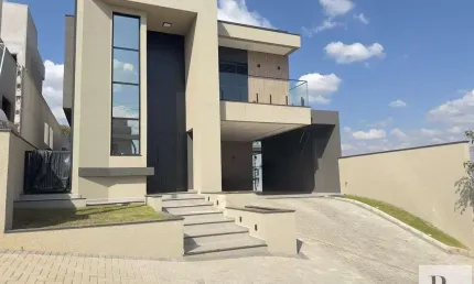 Linda casa em Condomínio com fachada imponente, cômodos amplos e integrados