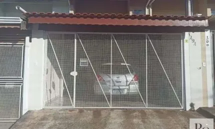 Casa com 2 dormitórios assobradada, bem localizada próximo ao comércio local