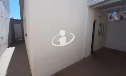 Casa com 2 quartos para alugar na Nossa Senhora Aparecida, Uberlândia  por R$ 1.300