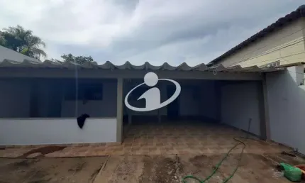 Casa com 3 quartos para alugar no Tabajaras, Uberlândia  por R$ 2.800