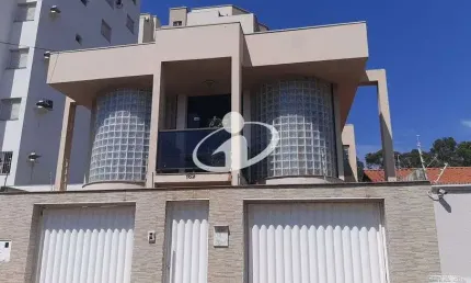 Casa com 3 quartos para alugar no Vigilato Pereira, Uberlândia  por R$ 8.000