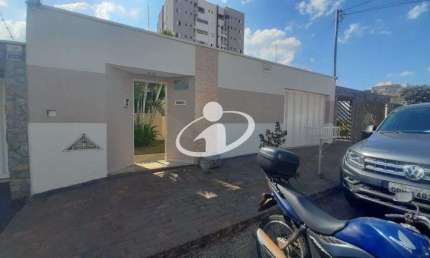 Casa com 3 quartos para alugar no Conjunto Segismundo Pereira, Uberlândia  por R$ 4.700