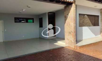 Casa com 4 quartos para alugar no Brasil, Uberlândia  por R$ 8.000