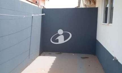 Casa em condomínio fechado com 3 quartos para alugar no Jardim Karaíba, Uberlândia  por R$ 2.300