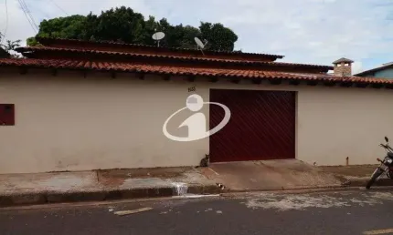 Casa com 3 quartos para alugar no Jardim Brasília, Uberlândia  por R$ 1.650