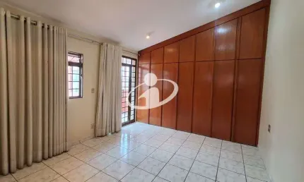 Casa com 3 quartos para alugar no Brasil, Uberlândia  por R$ 3.500