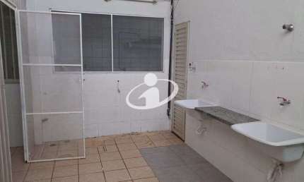 Casa com 6 quartos para alugar no Martins, Uberlândia  por R$ 4.500
