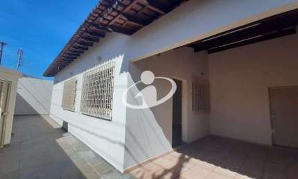 Casa com 3 quartos para alugar em Saraiva, Uberlândia  por R$ 3.200
