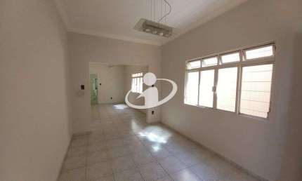Casa com 3 quartos para alugar no Brasil, Uberlândia  por R$ 4.000