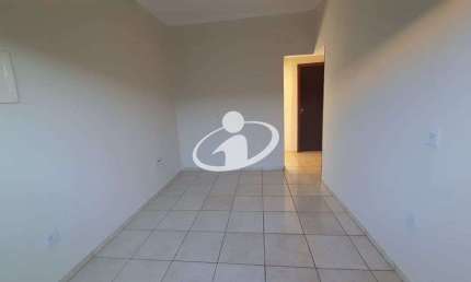 Apartamento com 2 quartos para alugar na Cidade Jardim, Uberlândia  por R$ 1.400
