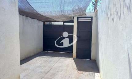 Casa com 2 quartos para alugar em Laranjeiras, Uberlândia  por R$ 1.350