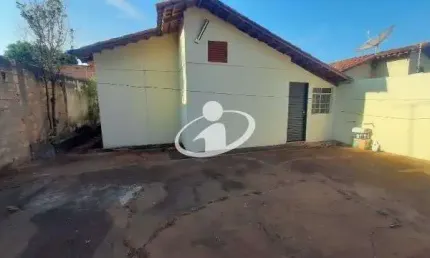 Casa com 3 quartos para alugar no Jardim Holanda, Uberlândia  por R$ 1.400