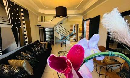 Sobrado à venda em Maringá, Jardim Real, com 4 quartos, com 234 m²