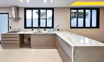 Casa à venda em Maringá, Zona 02, com 4 quartos, com 200 m²