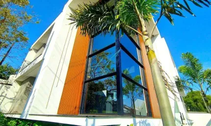Sobrado à venda em Maringá, Jardim Iguaçu, com 4 suítes, com 235 m²