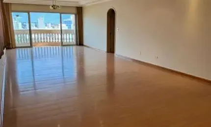 Apartamento muito amplo, andar alto, completo de armários com linda vista panorâmica