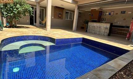 Casa em condomínio, três dormitórios completos de armários, área gourmet e piscina aquecida. Bairro: Ondinhas