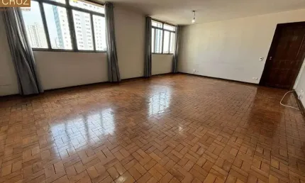 Apartamento muito amplo, completo de armários, num edifício icônico, no centro