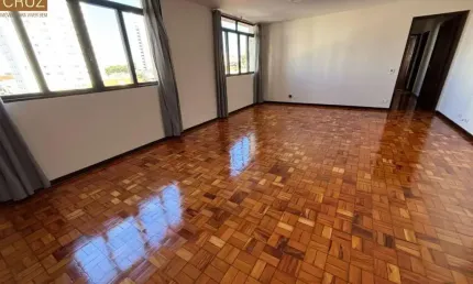Apartamento muito amplo, completo de armários, num edifício icônico, no centro