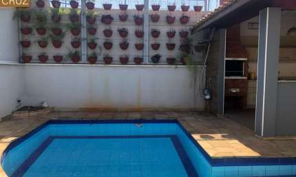 Imóvel com 3 suítes, piscina e área gourmet, em condomínio fechado. Bairro: Morato