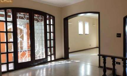 Imóvel com espaços generosos, construção sólida, com ótima localização no bairro São Dimas