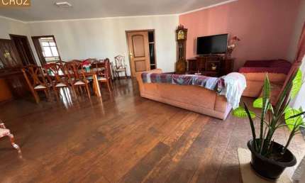 Apartamento andar alto, completo de armários, com linda vista panorâmica. Bairro: Centro