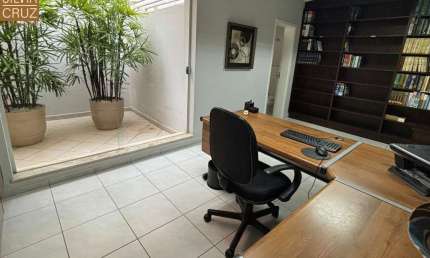 Imóvel Comercial com ótima localização, no centro. Totalmente reformado e estruturado para escritórios ou consultórios. Bairro: Centro