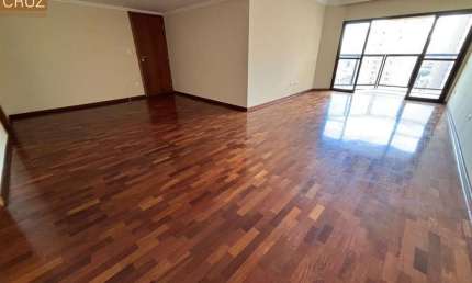 Apartamento impecável, andar alto, completo de armários, com linda vista panorâmica. Bairro: Centro