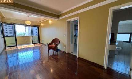 Apartamento duplex, com espaços amplos, completo de armários, no centro