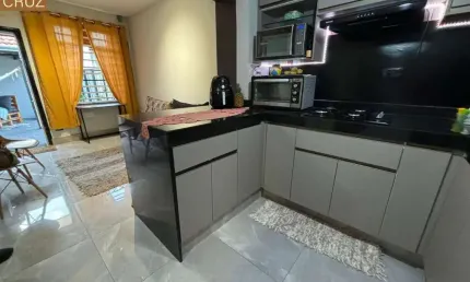 Casa compacta, charmosa, reformada, com espaços modernos e excelente localização.