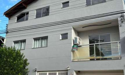 Casa com 3 suítes, com salão de festas, piscina e escritório com entrada independente.